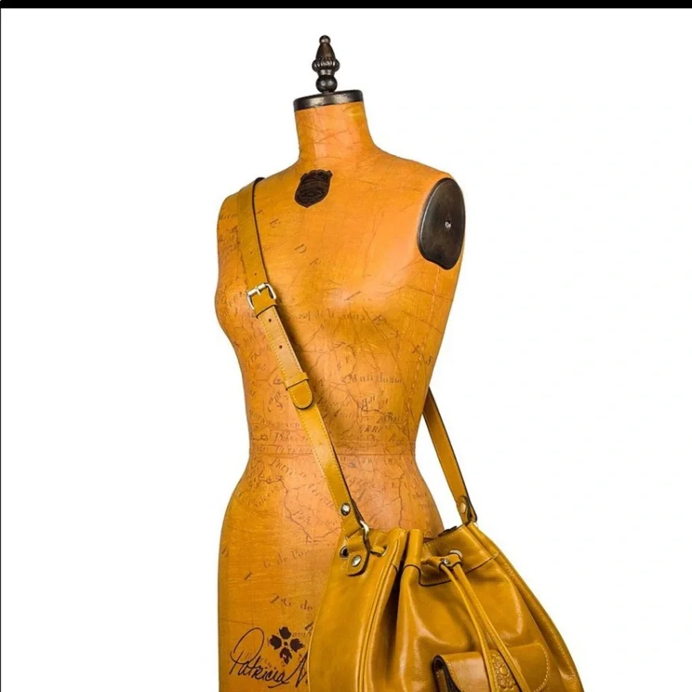 Patricia Nash crossbody bucket bag NWT & dust bag.
